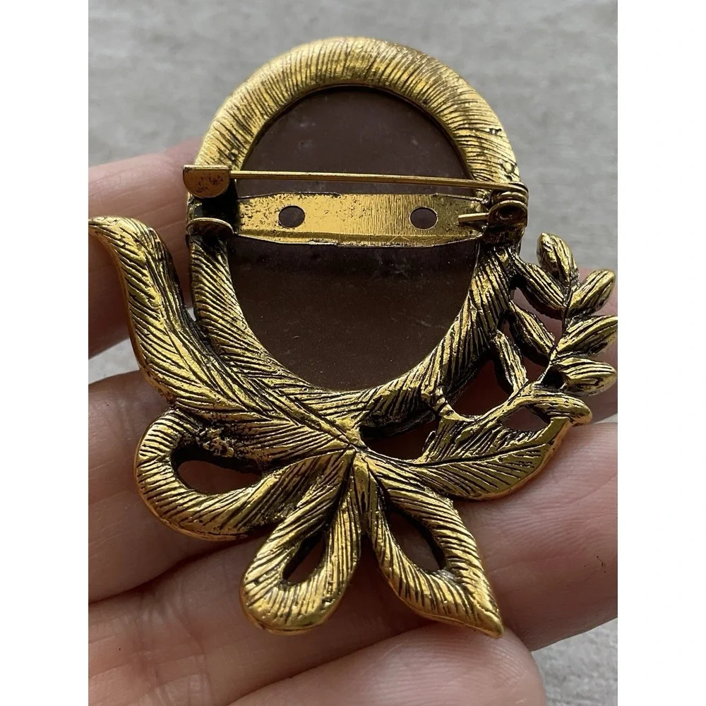 vintage-inspired gold-tone cameo brooch Beige Profile Estate Jewelry